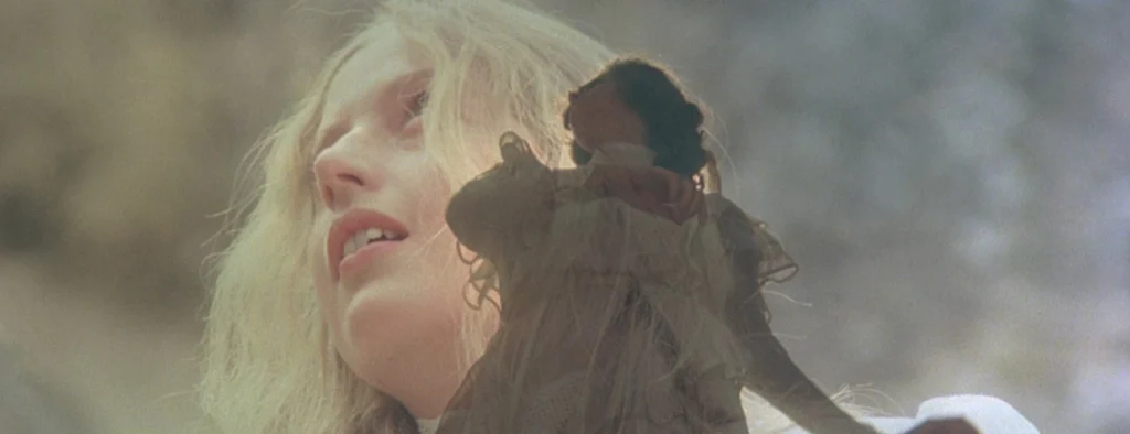 Picnic at Hanging Rock filmindeki beyaz elbiseli kız öğrenciler