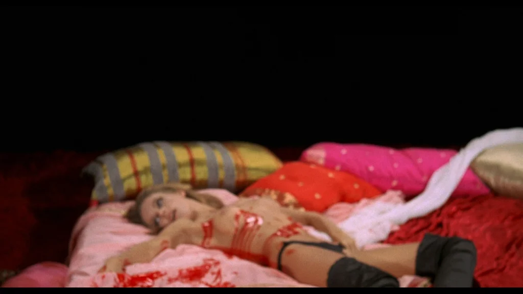 a lizard woman's skin filminden bir cinayet sahnesi