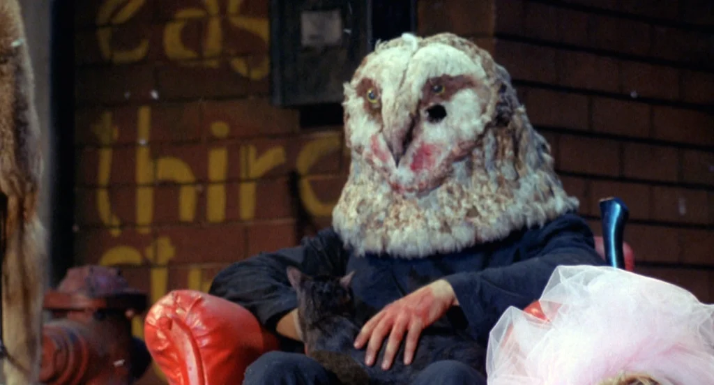 Stage Fright 1987 filmindeki ikonik baykuş maskeli katil Irving Wallace sahne ışıkları altında