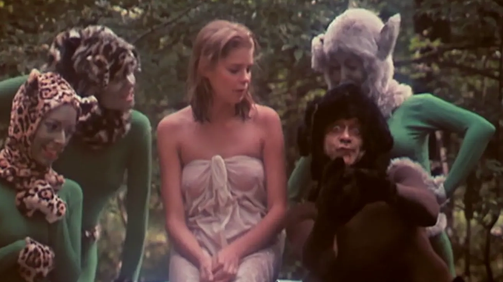 Alice in Wonderland 1976 erotik müzikal filminden Kristine DeBell ve orman karakterleri sahnesi.