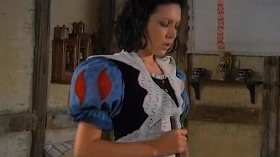 Biancaneve e i sette nani 1995 filminde Pamuk Prenses kostümüyle Julia Larot.