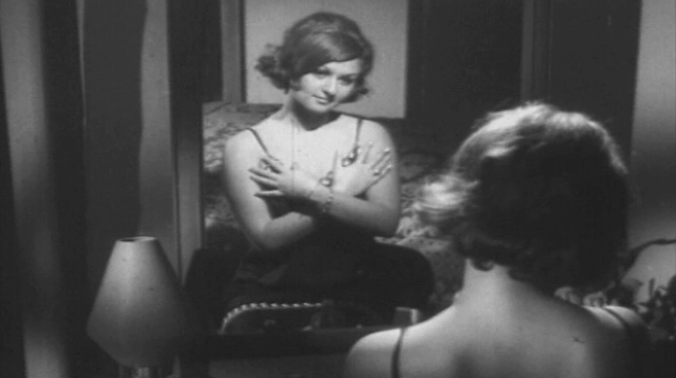 Kadın Düşmanı (1967) filminden ayna karşısında hazırlanan kadın figürü ve Giallo atmosferi