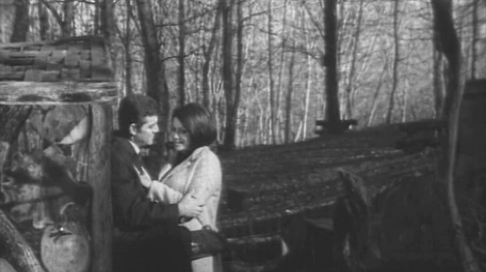 Kadın Düşmanı (1967) filminden ayna karşısında hazırlanan kadın figürü ve Giallo atmosferi