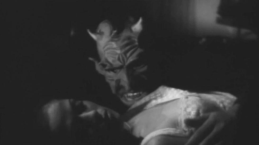 Kadın Düşmanı (1967) filminde canavar maskeli katilin kurbanına saldırdığı gerilim sahnesi