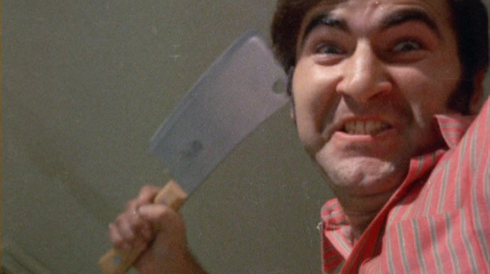 Sex Psycho (1970) filminde Nick karakterinin elinde et satırıyla saldırdığı, istismar sinemasının ikonik cinayet sahnelerinden biri.