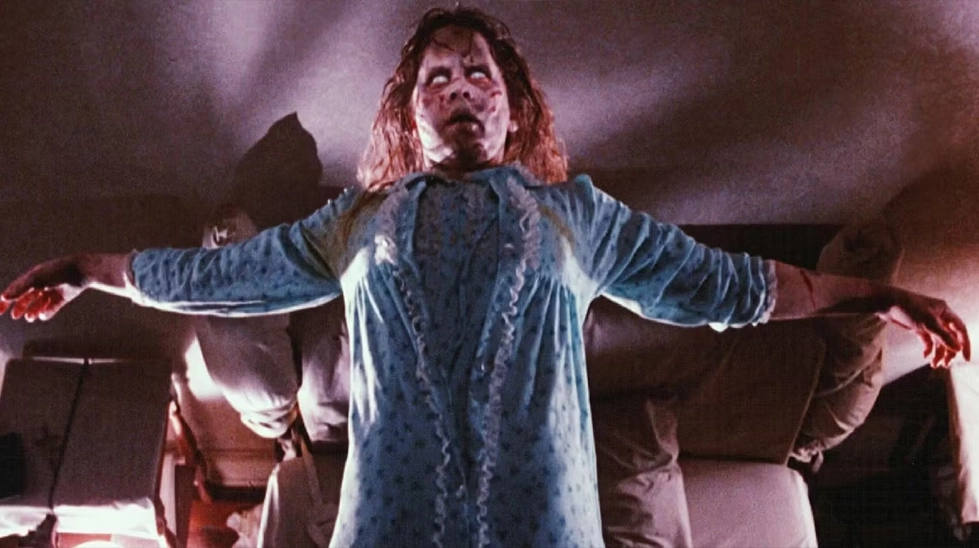 The Exorcist 1973 filminde Linda Blair'in canlandırdığı Regan MacNeil karakterinin havaya yükseldiği şeytan çıkarma sahnesi