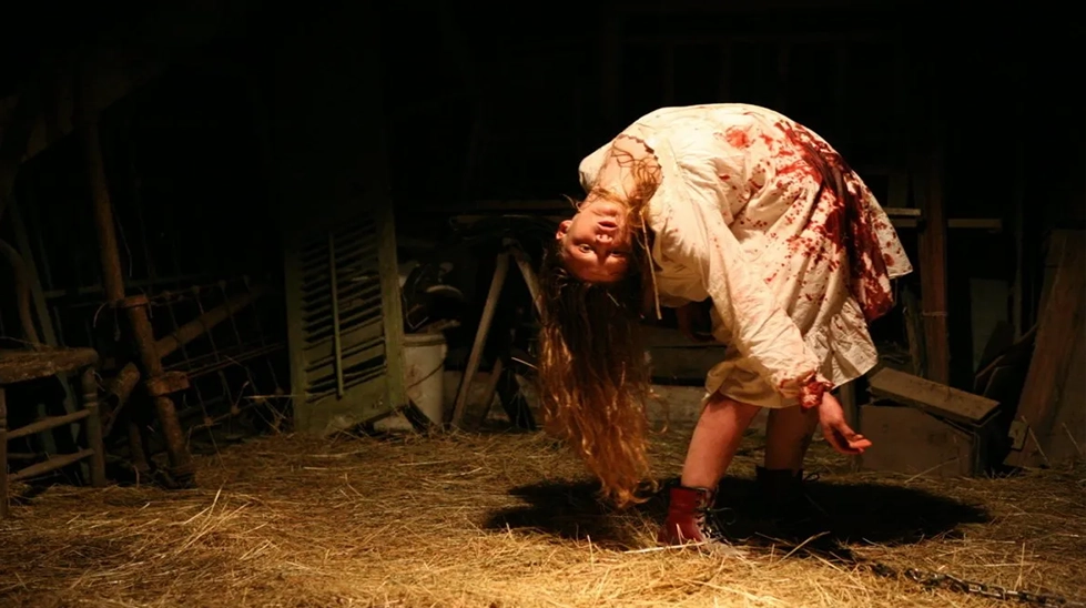 The Last Exorcism filminde Ashley Bell'in canlandırdığı Nell Sweetzer karakterinin geriye büküldüğü sahne