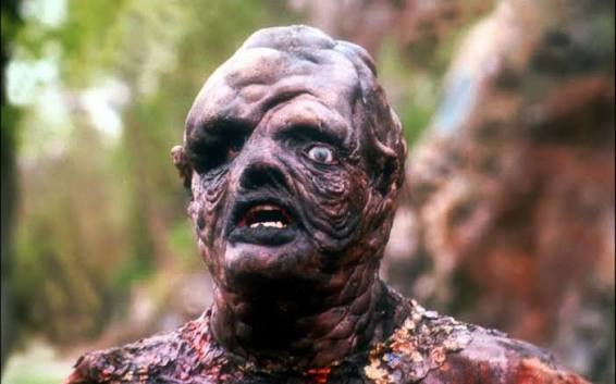 The Toxic Avenger (1984) filminden Toxie karakterinin ikonik deforme yüzü ve Troma stüdyosunun pratik gore makyajı.
