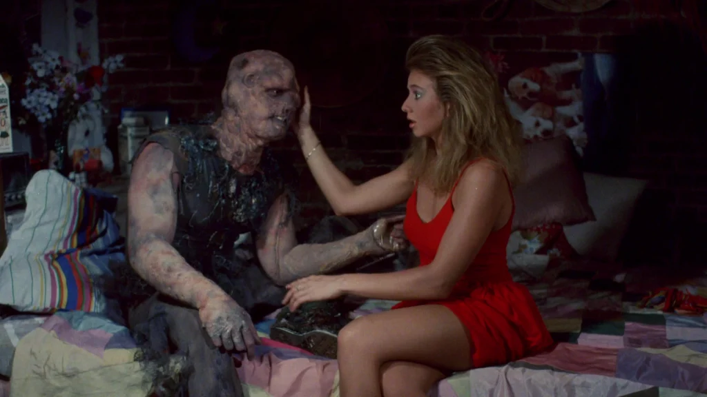 The Toxic Avenger filminde Toxie ve kör sevgilisi Sara'nın çöp film (trash cinema) estetiği içindeki Güzel ve Çirkin dinamiği.