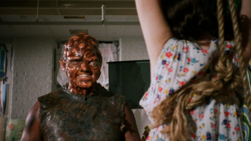 B-movie klasiği The Toxic Avenger (1984) filminden Toxie'nin yer aldığı absürt komedi ve korku unsurlarını barındıran kült sahne.
