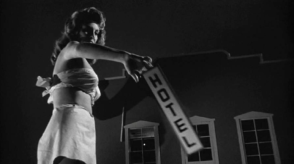 Attack of the 50 Foot Woman filminde devasa boyuta ulaşan Nancy Archer karakterinin otel tabelasını tuttuğu sahne