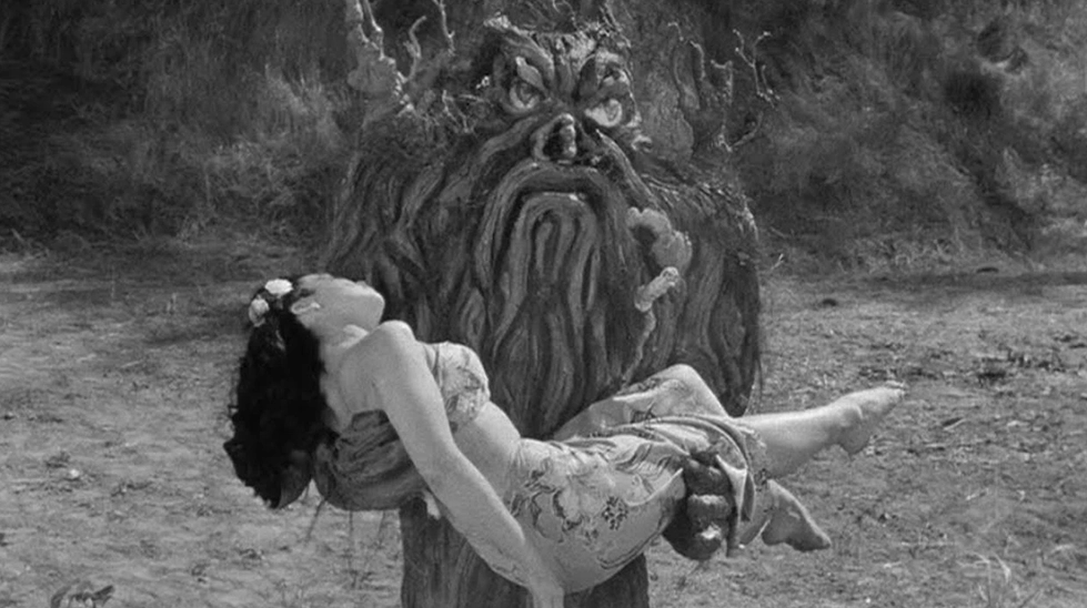 1957 yapımı From Hell It Came filmindeki yürüyen ağaç canavarı Tabanga kurbanını taşırken.