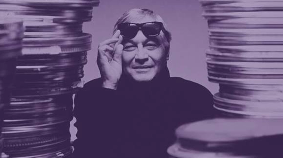 Yüzlerce kült filmin yapımcılığını üstlenen efsanevi sinemacı Roger Corman, üst üste dizilmiş film bobinleri arasında güneş gözlüğüyle poz verirken.