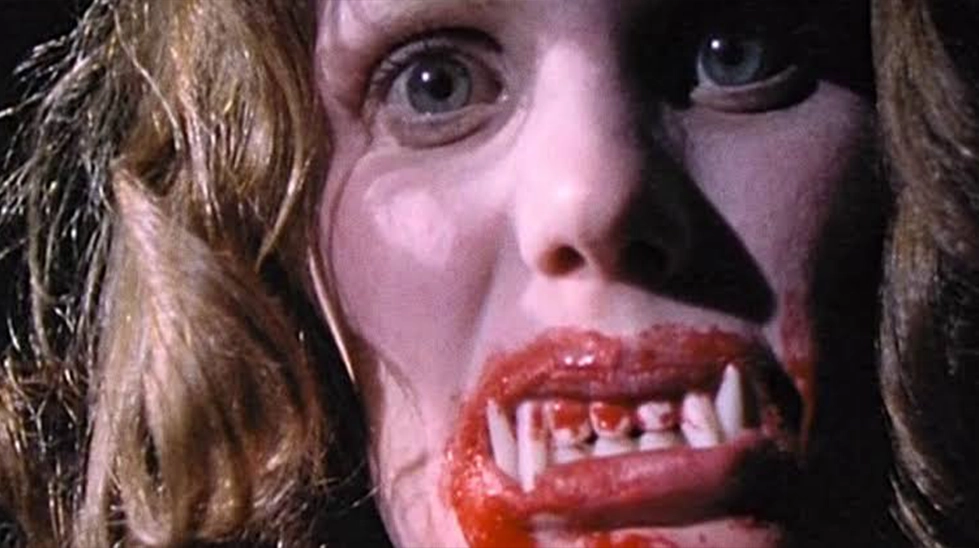 Satan's Black Wedding filminde vampire dönüşen Nina'nın kanlı dişlerini gösteren yakın çekimi