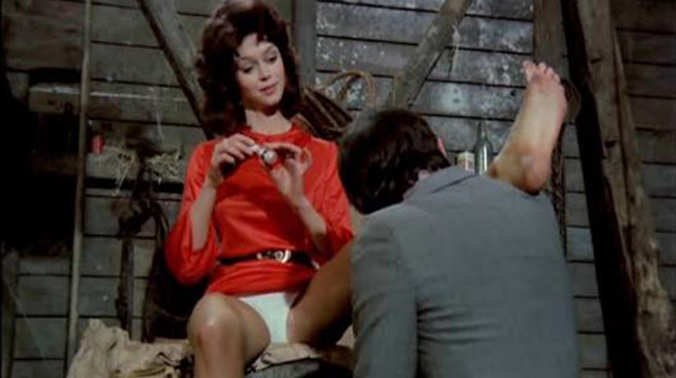 Au Pair Girls 1972 Randi ve Stephen samanlık sahnesi Danimarkalı Randi (Gabrielle Drake Stephen (Richard O'Sullivan)