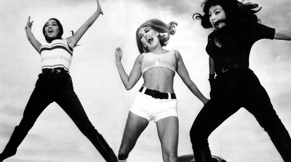 Faster Pussycat Kill Kill filminin başrol karakterleri Varla, Rosie ve Billie'nin gökyüzüne karşı verdikleri ikonik poz.