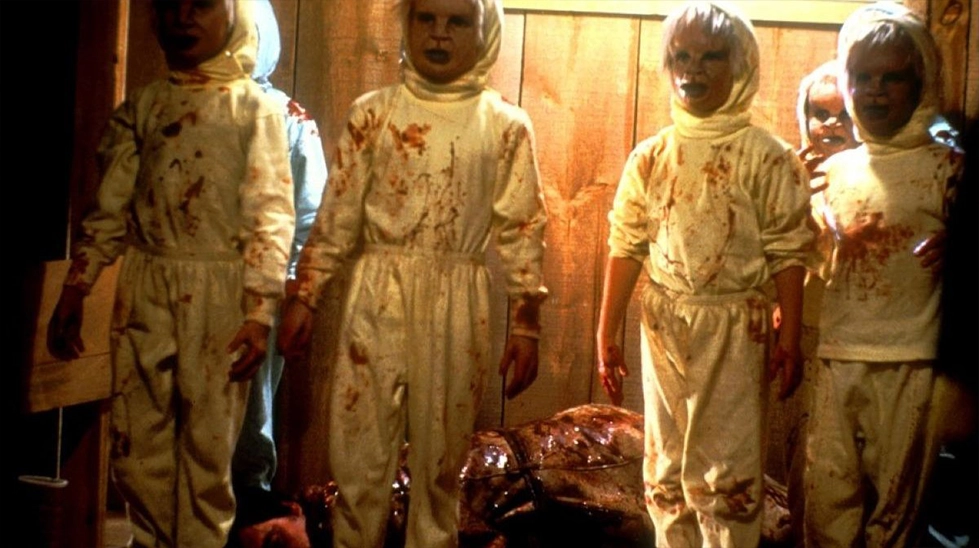 the brood 1979 david cronenberg filminden bir kanlı sahne