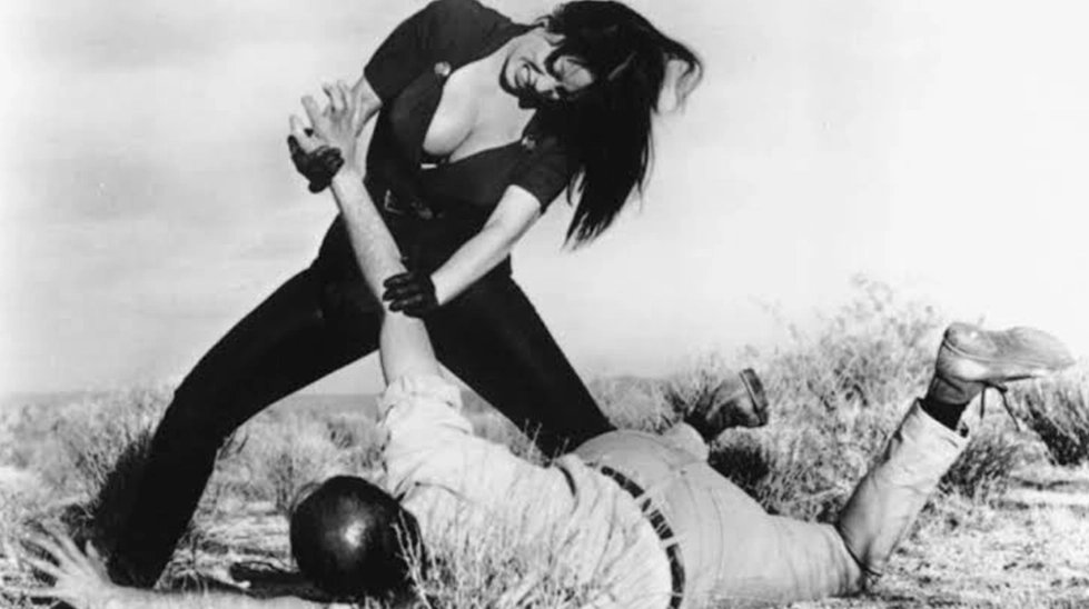 Tura Satana'nın canlandırdığı çete lideri Varla'nın, çölde yerde yatan bir adamla dövüştüğü aksiyon sahnesi.