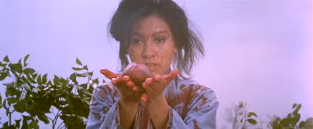 We’re Going to Eat You (1980) filminden bir sahne: yamyam köyünde kaotik atmosfer, maskeli karakterler ve Tsui Hark’ın çılgın Hong Kong korku estetiği.