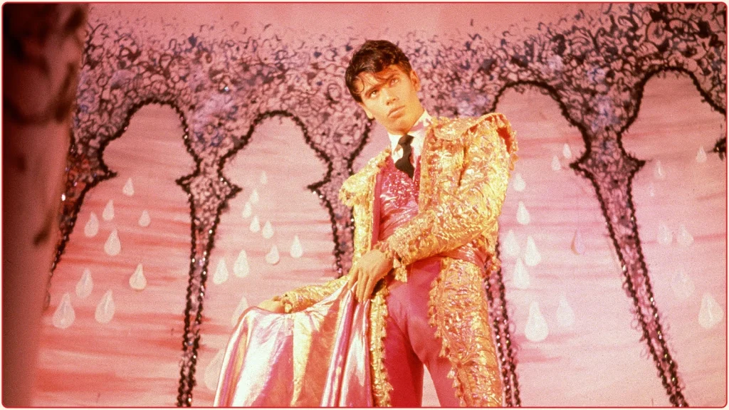 1971 yapımı Pink Narcissus filminden Bobby Kendall'ın yer aldığı estetik bir sahne; rüya benzeri, pastel tonlarda bir fantezi atmosferi.