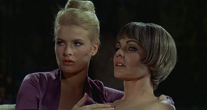 The Lickerish Quartet filminde Silvana Venturelli, Balsorano Şatosu’nun gotik dekorları önünde.