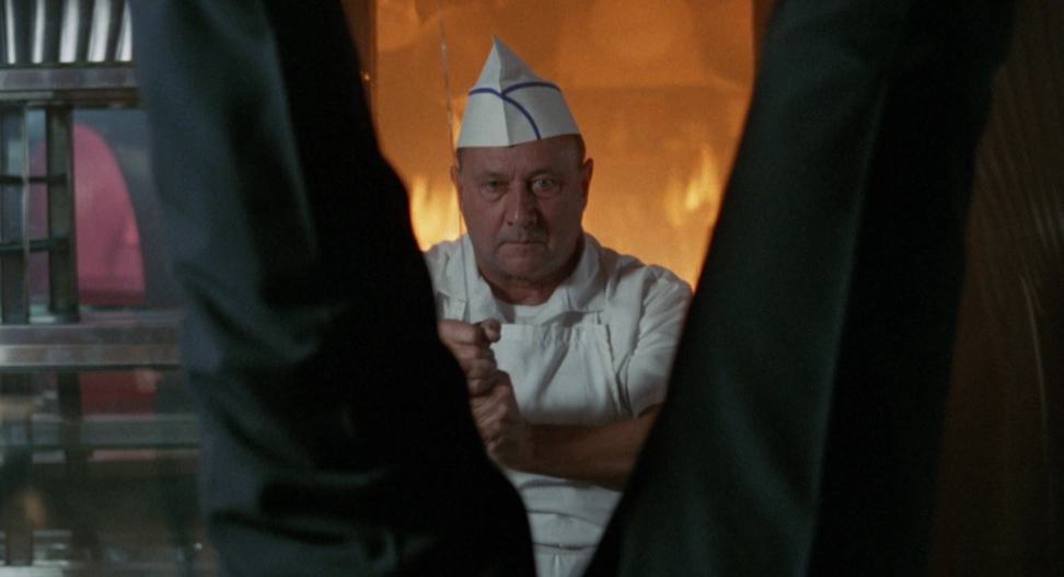 Donald Pleasence, Alone in the Dark (1982) filminde Dr. Leo Bain karakterini canlandırırken