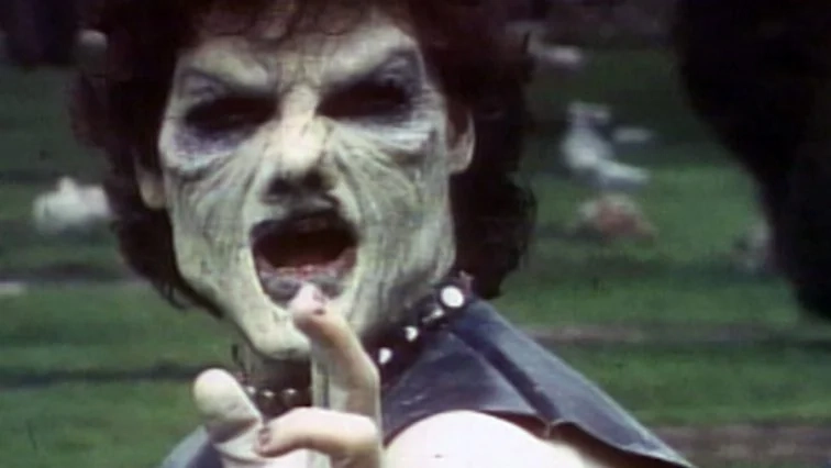 Ninja Zombie 1992 filminden zombi karakterinin yakın plan çekimi