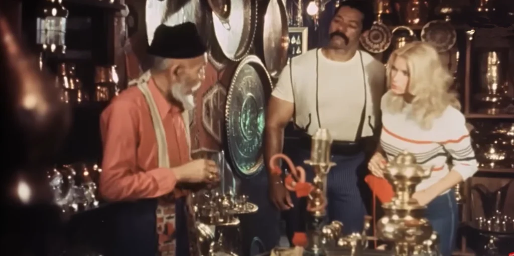 Kırmızı Kelebek (1982) Yeşilçam ortak yapımı aksiyon filminde antika dükkanı sahnesi, Frances Chandler ve Tony Carroll.