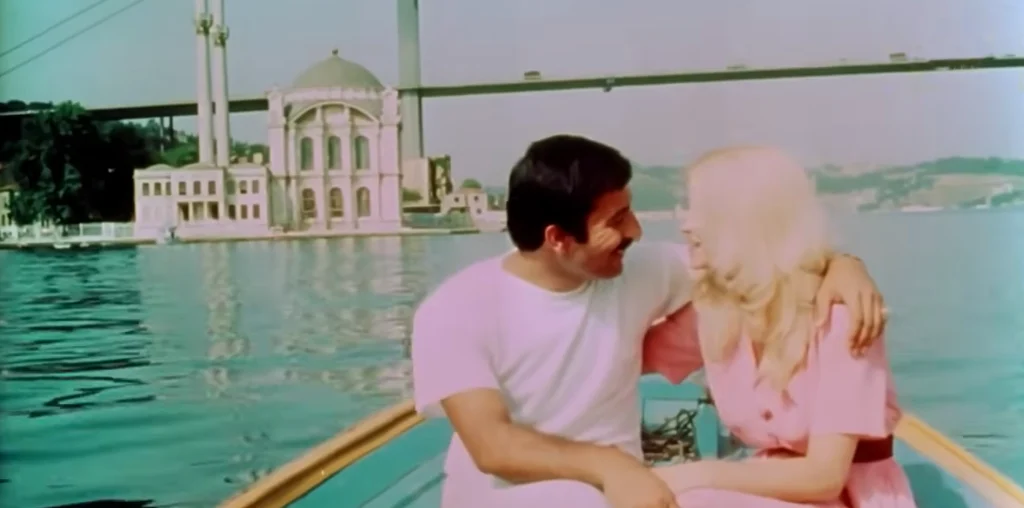 Kırmızı Kelebek (1982) filminde Bulut Aras ve Frances Chandler, İstanbul Ortaköy camii önünde, B-film aksiyon sahnesi.