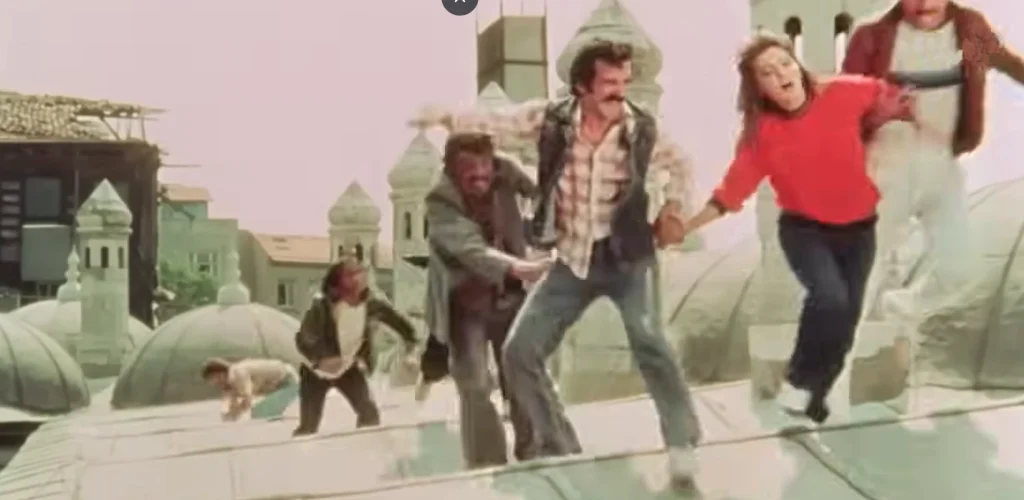 Kırmızı Kelebek (1982) aksiyon filmi sahneleri, İstanbul Kapalıçarşı çatısında kovalamaca sahnesi.