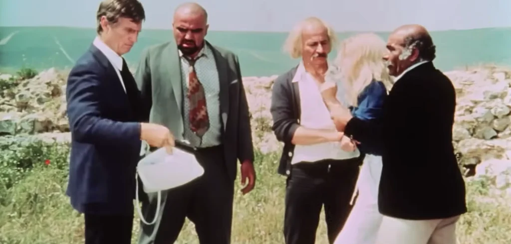 Kırmızı Kelebek (1982) filminde Gordon Mitchell, Frances Chandler ve Ata Saka ile birlikte harabe alanında aksiyon sahnesi.