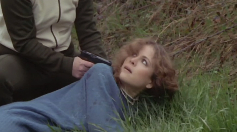 Kadın Kadına Karşı 1978 filminden firari mahkûmların rehineyi silahla tehdit ettiği sahne