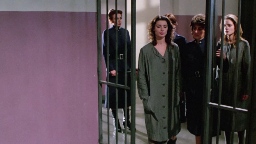 Female prisoners in green uniforms walking through the prison corridor in Koğuştaki Vahşet (1982)