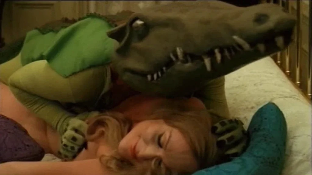 La Bonzesse 1974 - man in crocodile costume fetish scene still