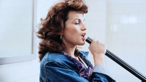 La signora della notte 1986 filmindeki tartışmalı tüfek sahnesinde Serena Grandi.