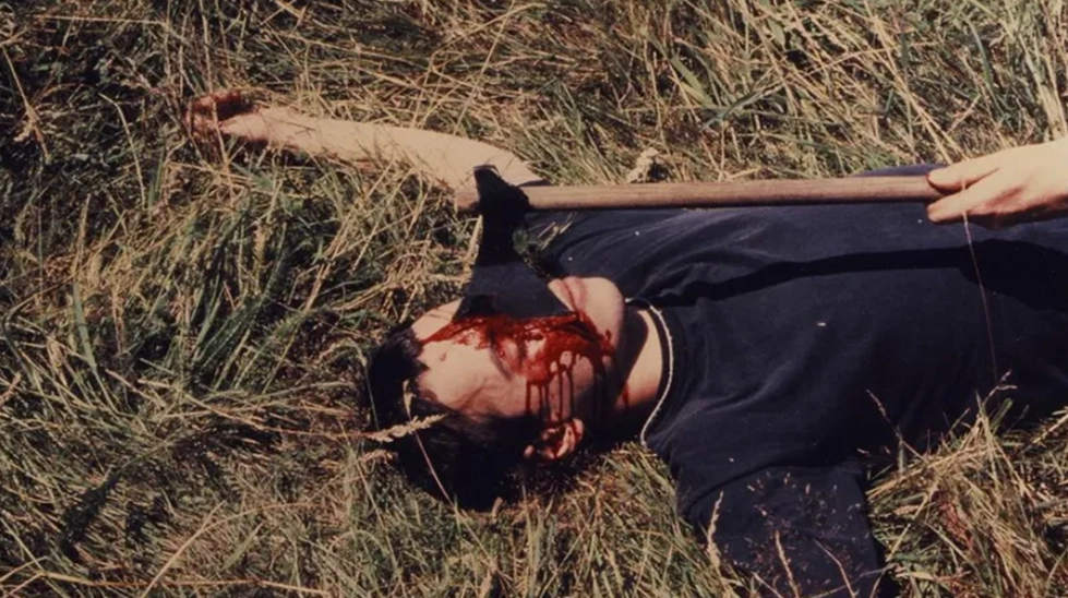 1983 yapımı Fransız slasher filmi Mad Mutilator'da (Ogroff) bir kurbanın yüzüne balta saplandığı kanlı cinayet sahnesi.