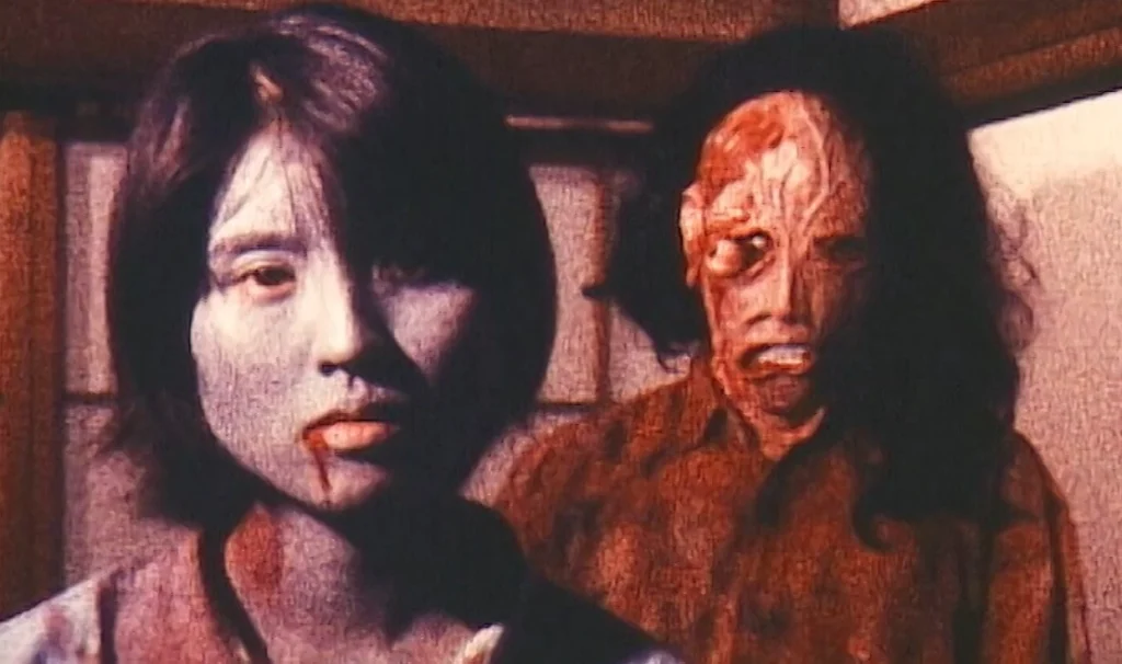 Japon Evil Dead lakaplı Bloody Muscle Body Builder in Hell filminden Mika karakteri ve intikamcı ruhun yer aldığı kare.