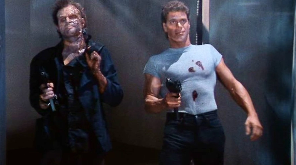 Dead Heat (1988) filminden zombi polis Roger Mortis ve ortağı Doug Bigelow'un ellerinde tabancalarla yer aldığı absürt kanka polisiye aksiyon sahnesi.