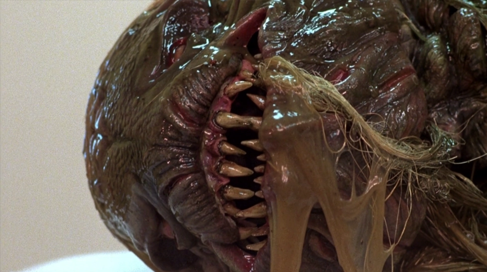 humanoids from the deep 1980 roger corman'ın korku filminden canavar sahnesi