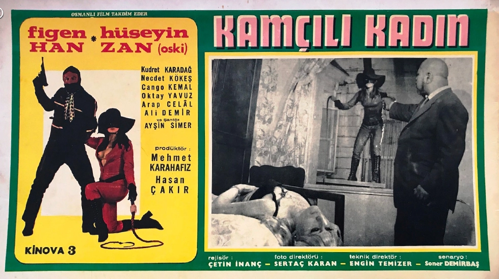 Sol alt köşesinde Kinova 3 yazan, maskeli kadın ve kötü adamların yer aldığı Kamçılı Kadın filmi lobi kartı.