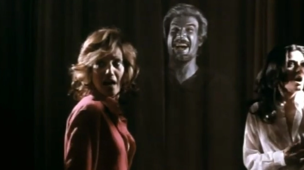İtalyan B-sineması örneği Mania (1974) filminde, dehşete düşmüş iki kadın karakterin arkasında beliren şeffaf ve gülen sahte hayalet figürü.