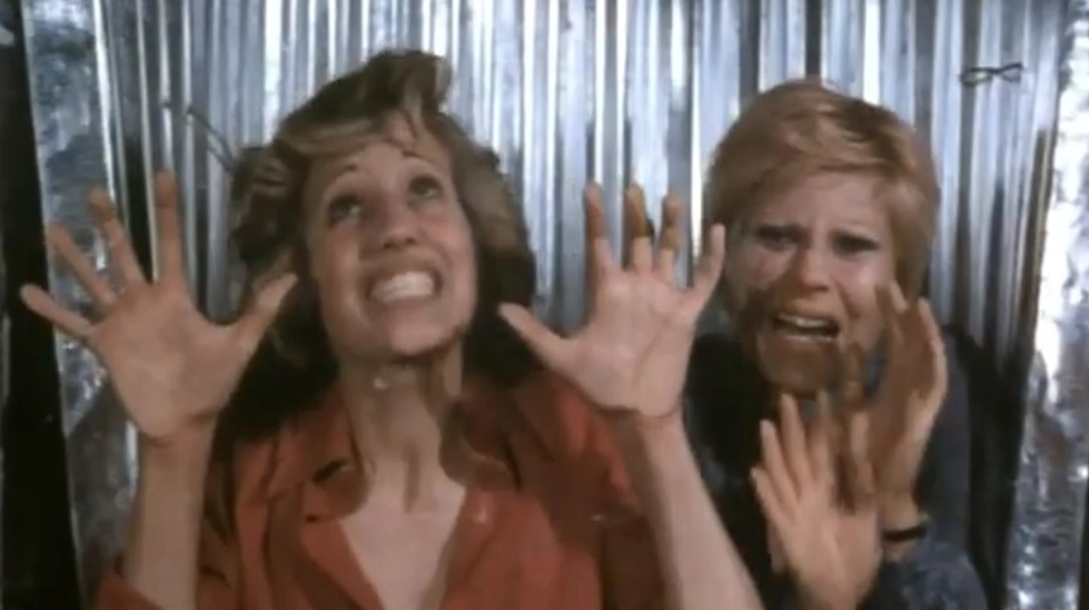 Mania (1974) filminin finalinde, Lisa ve Erina karakterlerinin pleksi ve sacdan yapılma pres makinesine sıkışıp çığlık attığı klostrofobik işkence sahnesi.